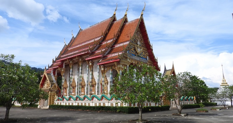 Buddhastatuen und Drachen wachen über die Tempel, um die sich Mönche zum Innehalten und Meditieren versammeln. Im Inneren findet man detailverliebte Wandbilder und Schreine. 