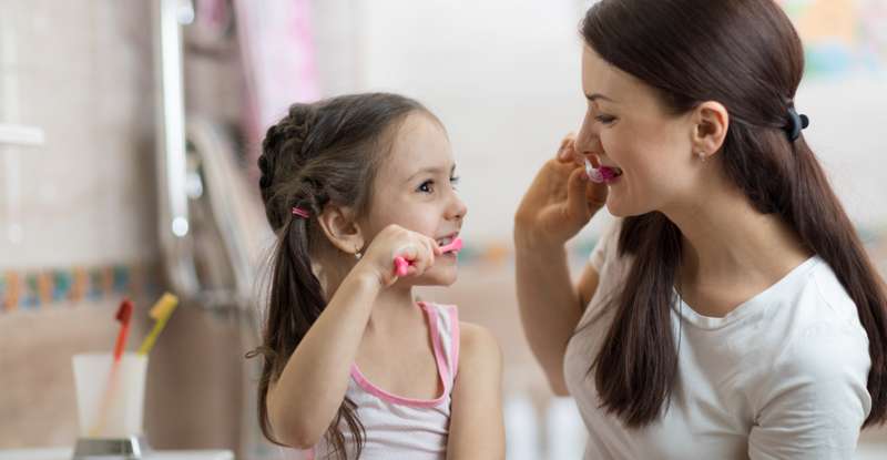 Zu den Beauty-Basics, die mit in den Urlaub genommen werden müssen, gehören natürlich auch die Zahnbürste und die gewohnte Zahnpasta. ( Foto:  Shutterstock - Oksana Kuzmina )