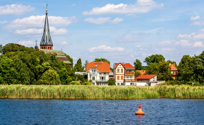 Geltow in Brandenburg ist ein Ort in Deutschland, der mit Angeboten für Großfamilien glänzt. 6 Personen können hier für 141 unterkommen.  (Foto: AdobeStock - spuno)