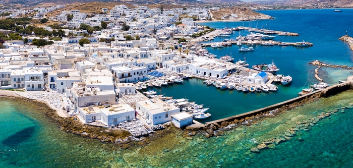Griechenland zählt ebenfalls zu den Ländern, in denen Großfamilien mit wenig Geld Urlaub machen können. Das traditionelle Fischerdorf Naousa auf der Insel Paros mit türkisem Wasser und weißen Häusern wäre da zu nennen. Eine Ferienwohnung für 4 Personen (33 m²) ist da schon ab 68 € zu haben. (Foto: AdobeStock - moofushi)