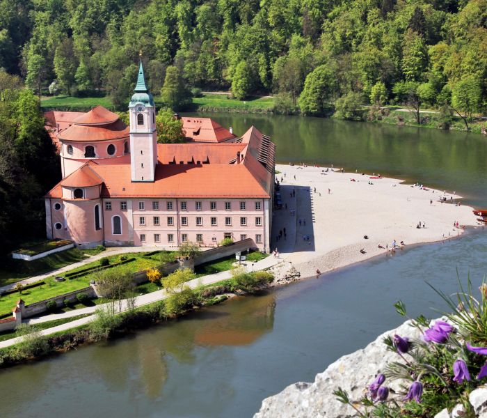 Erleben Sie das idyllische Kloster Weltenburg im Herzen Bayerns und genießen Sie die einzigartige Atmosphäre, das köstliche Bier und die leckeren regionalen Spezialitäten. (Foto: AdobeStock - MyWorld)