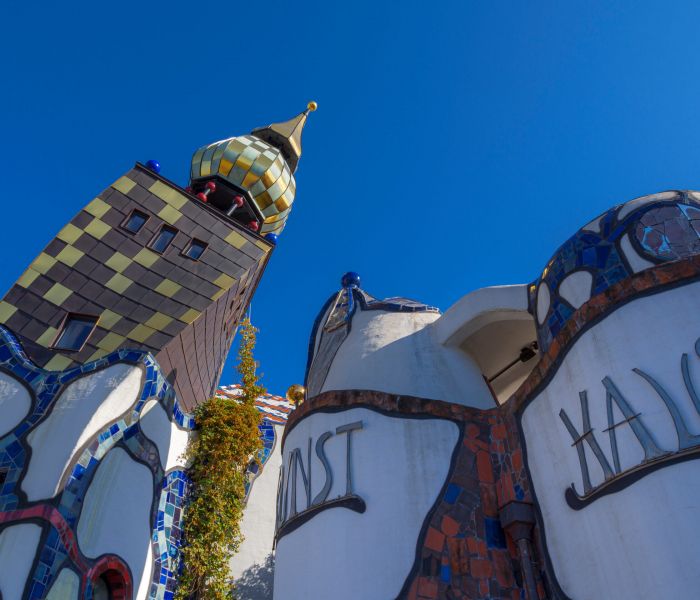 Friedensreich Hundertwasser: Eine künstlerische Huldigung im KunstHaus Abensberg. (Foto: AdobeStock - pwmotion 375172110)