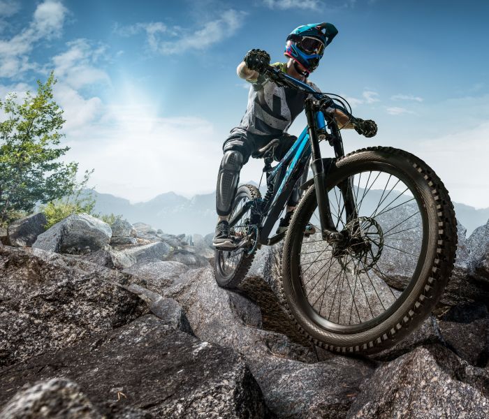 Mountainbike-Abenteuer für Unerschrockene: Ein Radfahrer bezwingt einen steinigen Pfad. (Foto: AdobeStock - Alex 220371915)