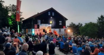 Schwäbische Kultur im Fokus: „Der Boßler ruft Schwäbischer Alpenrock begeistert: "Der Boßler ruft (Foto: Naturfreunde Boßler. EHL-Band)