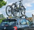 Sicheres und einfaches Transportieren von E-Bikes mit Auto (Foto: AdobeStock 454611830_Mickis Fotowelt)