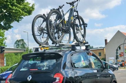 Sicheres und einfaches Transportieren von E-Bikes mit Auto (Foto: AdobeStock 454611830_Mickis Fotowelt)