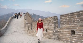 Frauen entdecken Solo-Reisen und Sprachreisen für selbstbestimmtes, freies (Foto: AdobeStock - marchsirawit - 1555593675)