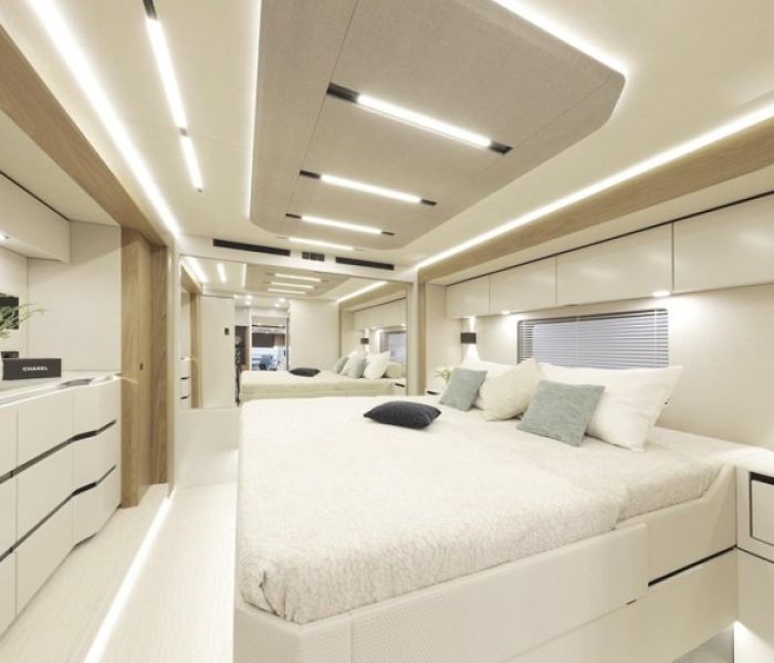 KOMBINIERTER BED- & BATH SLIDEVier Slide-Outs er&ouml;ffnen (Foto: www.vario-mobil.com)