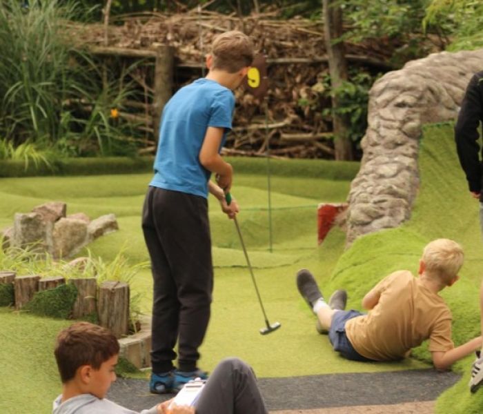Kinder spielen Minigolf auf Anlage im KiEZ H&ouml;lzerner See (Foto: Thalia Sporleder .  KiEZ H&ouml;lzerner See)